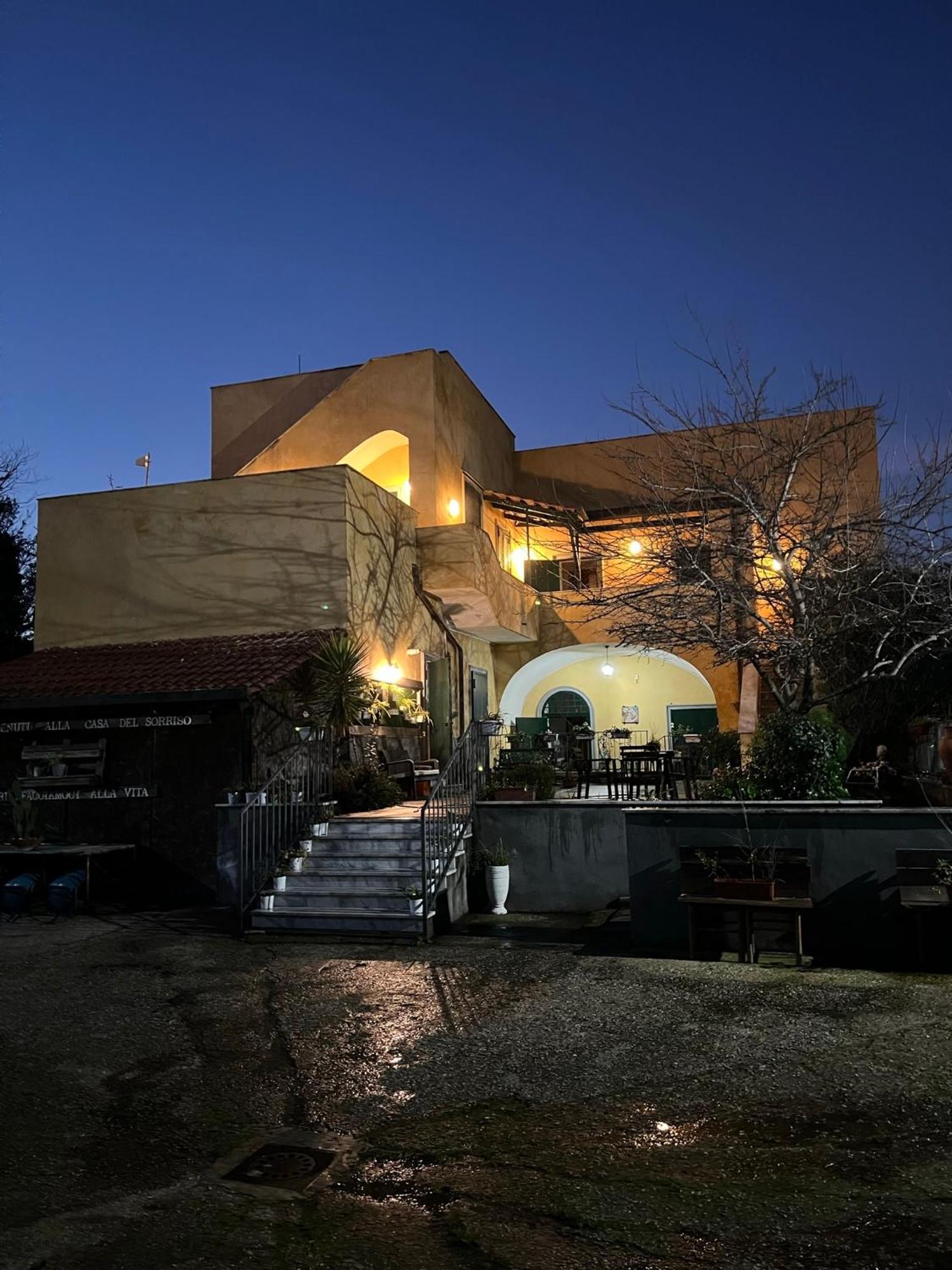 Отель Casa Del Sorriso Неаполь Экстерьер фото